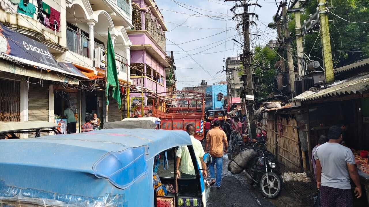 वाहनों की बेतरतीब पार्किंग से बाजार में हर रोज लगता है जाम