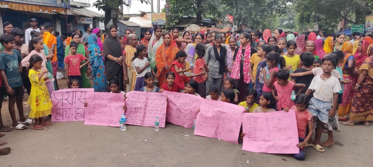 ग्रामीणों ने किया सड़क जाम, तो पुलिस ने तुरंत किया तीन हत्यारोपितों को गिरफ्तार