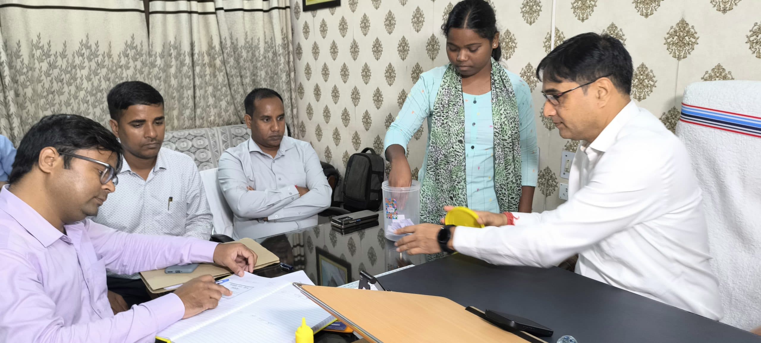 Giridih News :नगर निगम ने किया लॉटरी के माध्यम से 22 दुकानों का आवंटन