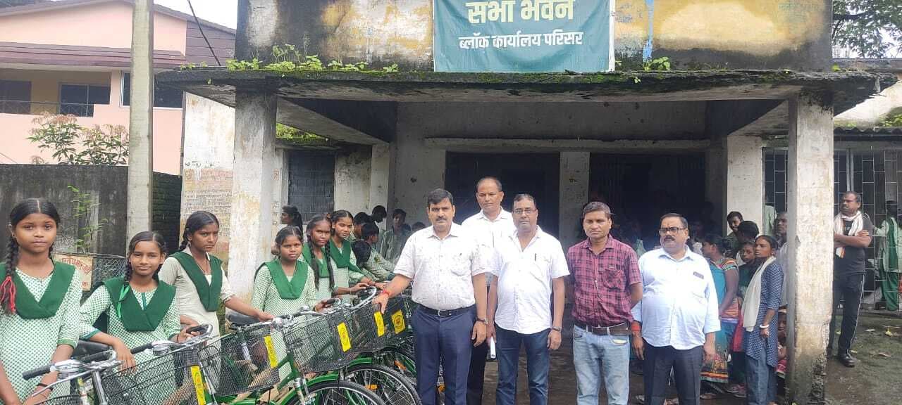 Bokaro News : छात्र-छात्राओं के बीच साइकिलों का वितरण