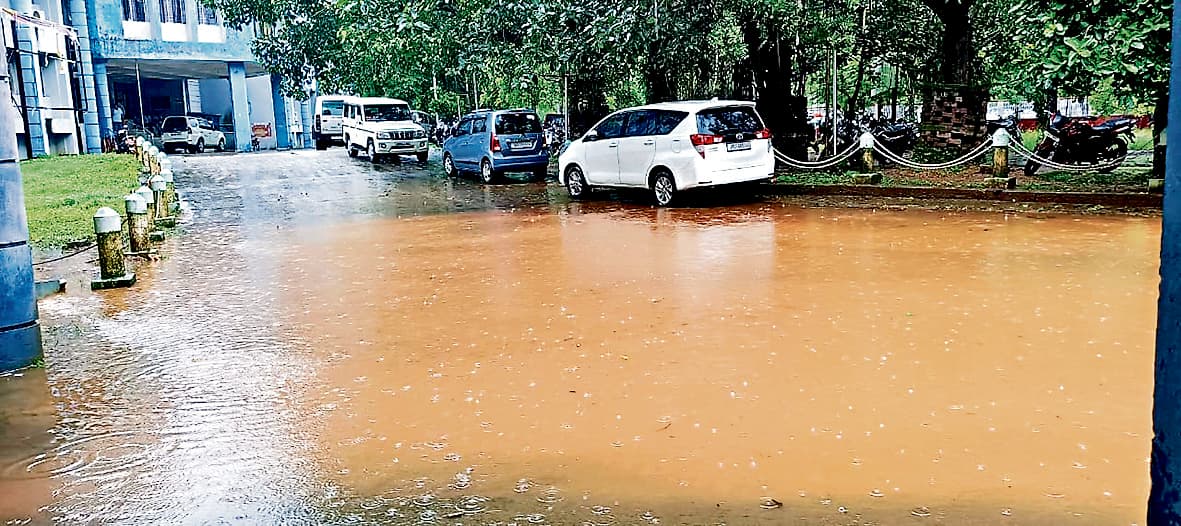 Seraikela Kharsawan News : समाहरणालय के बाहर जलजमाव, परेशान रहे लोग