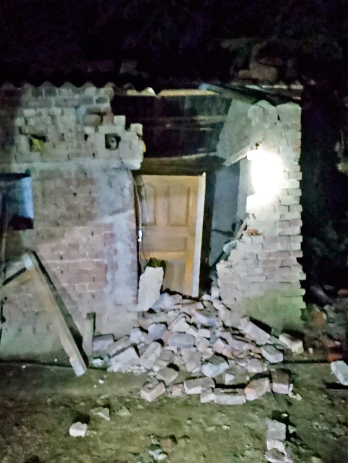 Seraikela Kharsawan News : हाथी ने आधा दर्जन घरों को तोड़ा