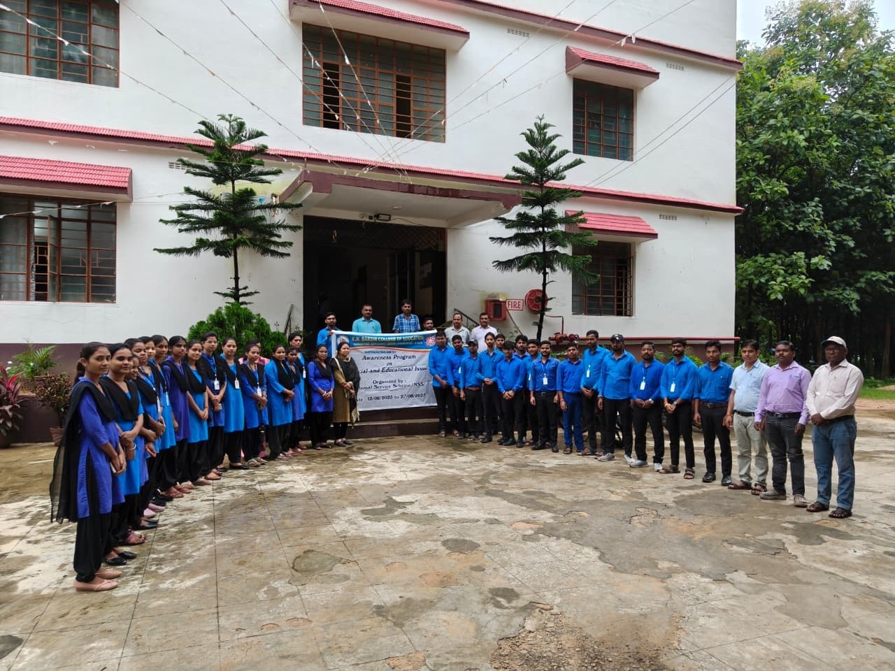 Giridih News :बीएड प्रशिक्षुओं ने ग्रामीणों के बीच चलाया जागरूकता अभियान