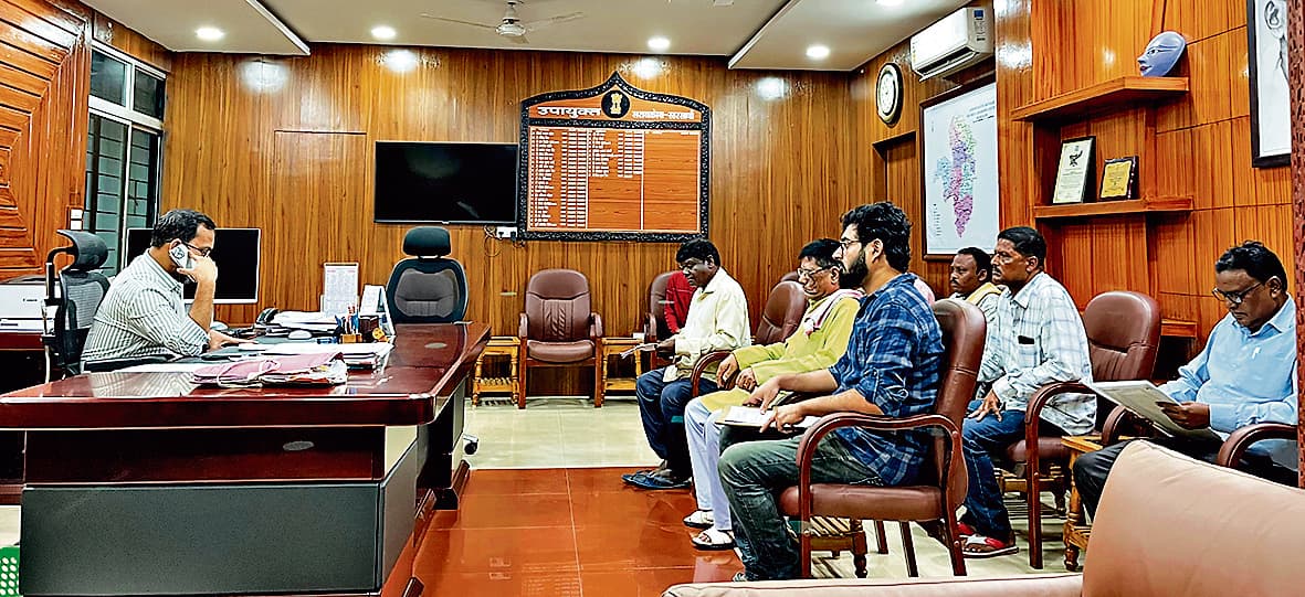 Seraikela Kharsawan News : डीसी सर! हाथी घरों को नुकसान पहुंचा रहे, मुआवजा मिले