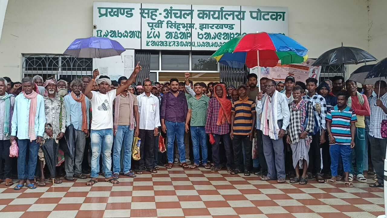 East Singhbhum News : राशन वितरण में अनियमितता, ग्रामीणों ने प्रखंड कार्यालय गेट पर किया प्रदर्शन