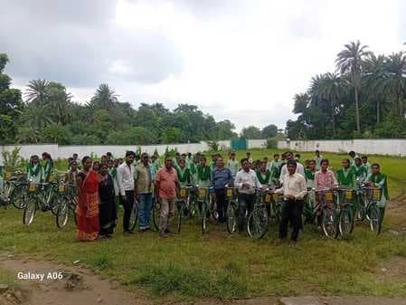 दलदली गोपालपुर में 66 विद्यार्थियों को मिली साइकिल
