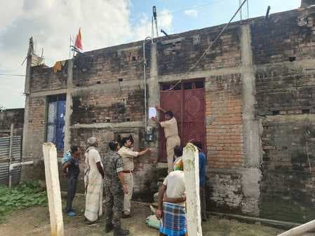 पोक्सो एक्ट के आरोपित के घर चिपकाया गया इश्तेहार