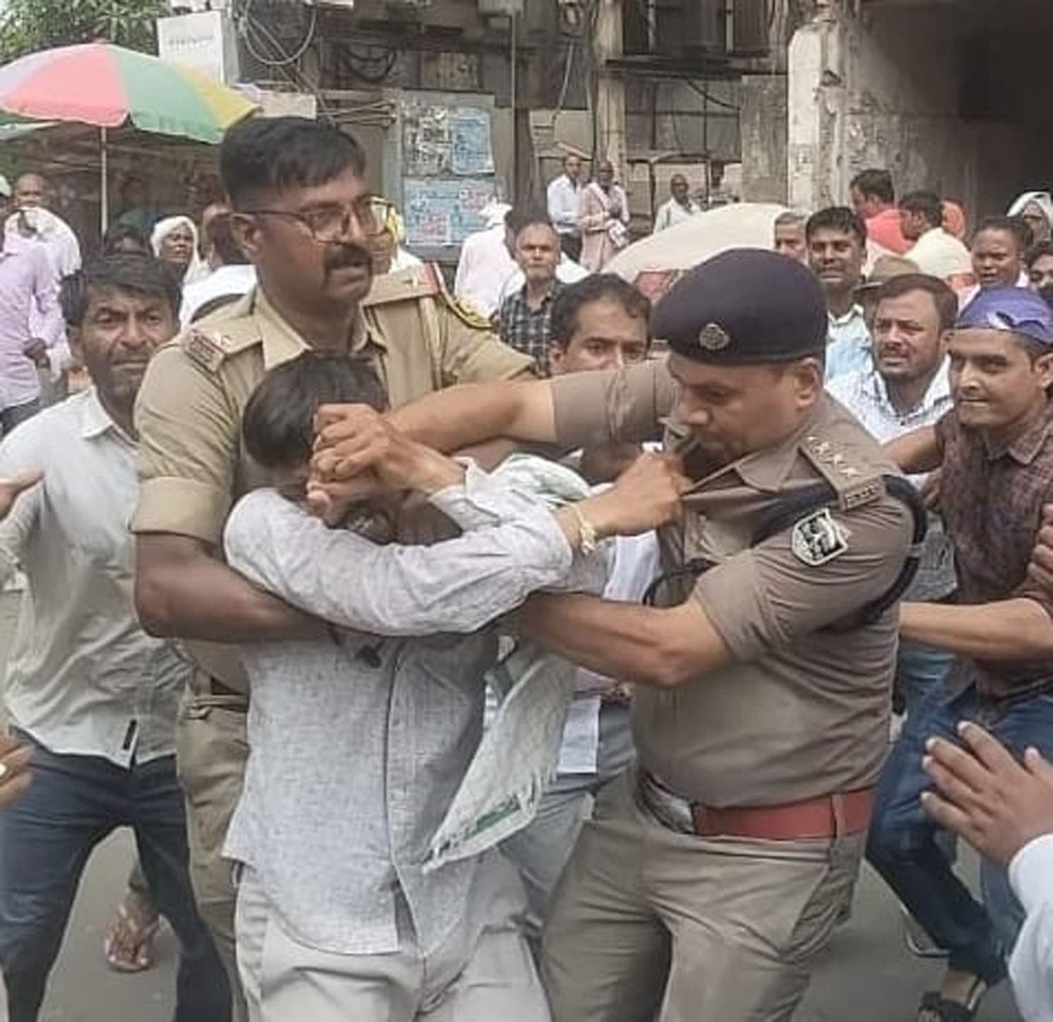 राशन डीलर्स पर पुलिस ने किया लाठीचार्ज, डीएसपी का वर्दी फाड़ने का प्रयास