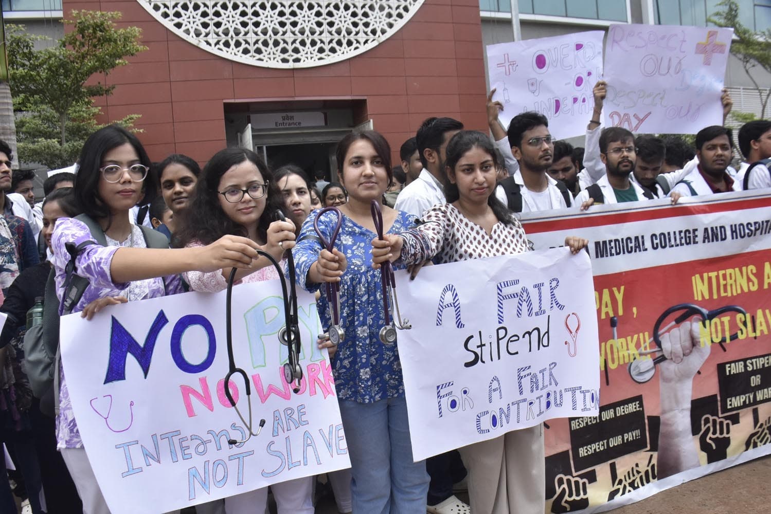 पीएमसीएच के जूनियर डॉक्टरों ने स्टाइपेंड की मांग को लेकर किया प्रदर्शन, आंदोलन की चेतावनी