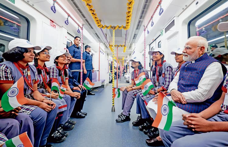 प्रधानमंत्री नरेंद्र मोदी ने स्कूली बच्चों के साथ की मेट्रो ट्रेन की सवारी