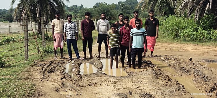 Dhanbad News: एक ही साल में जर्जर हो गयी 87 लाख की सड़क, ग्रामीणों में आक्रोश