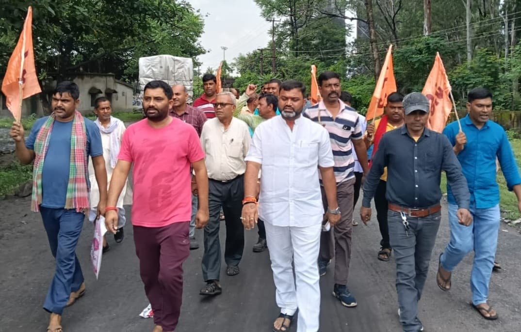 Dhanbad News: दहीबाड़ी वाशरी में जश्रसं का आंदोलन दूसरे दिन भी जारी, किया गेट जाम