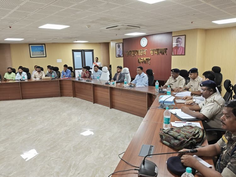 Dhanbad News : धनबाद में लॉटरी के माध्यम से 51 समूहों में 130 शराब दुकानें हुईं आवंटित