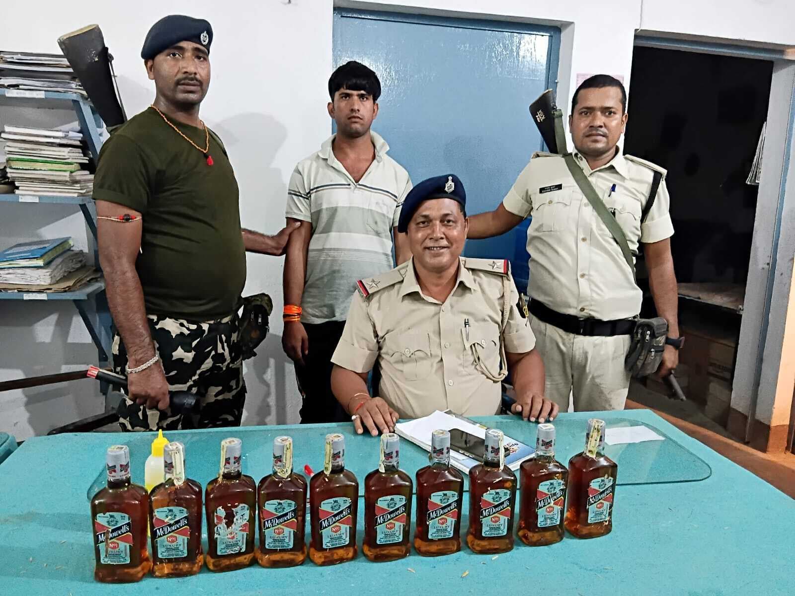 10 बोतल शराब के साथ तस्कर गिरफ्तार