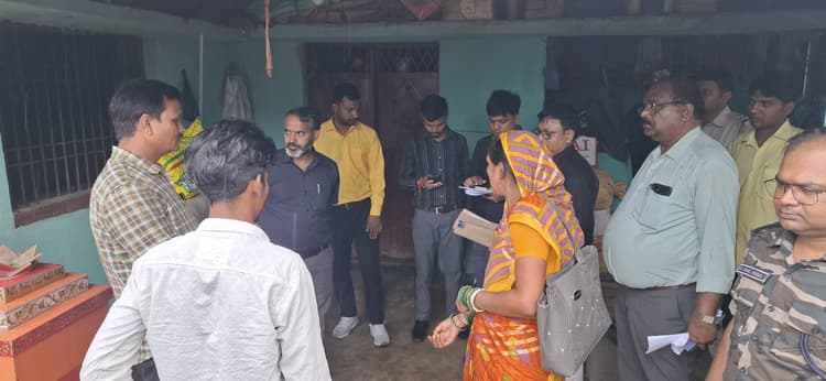 Giridih News: डीसी ने नावाबांध में किया लाभुकों के मकानों का सत्यापन