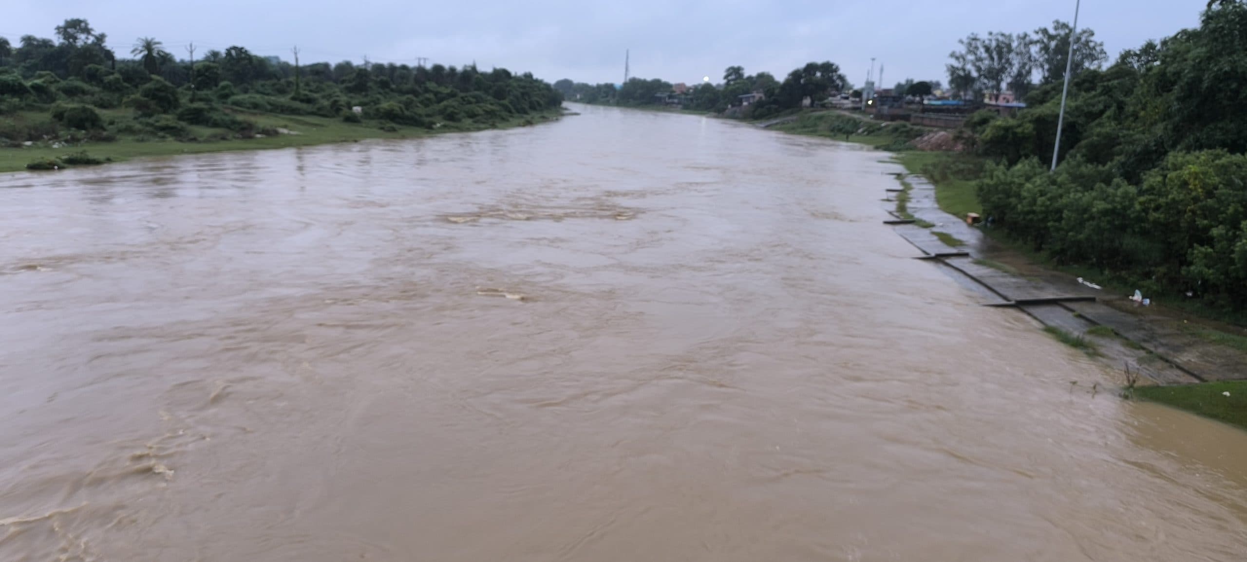 Giridih News: झमाझम बारिश से जनजीवन प्रभावित, उफान पर उसरी फॉल