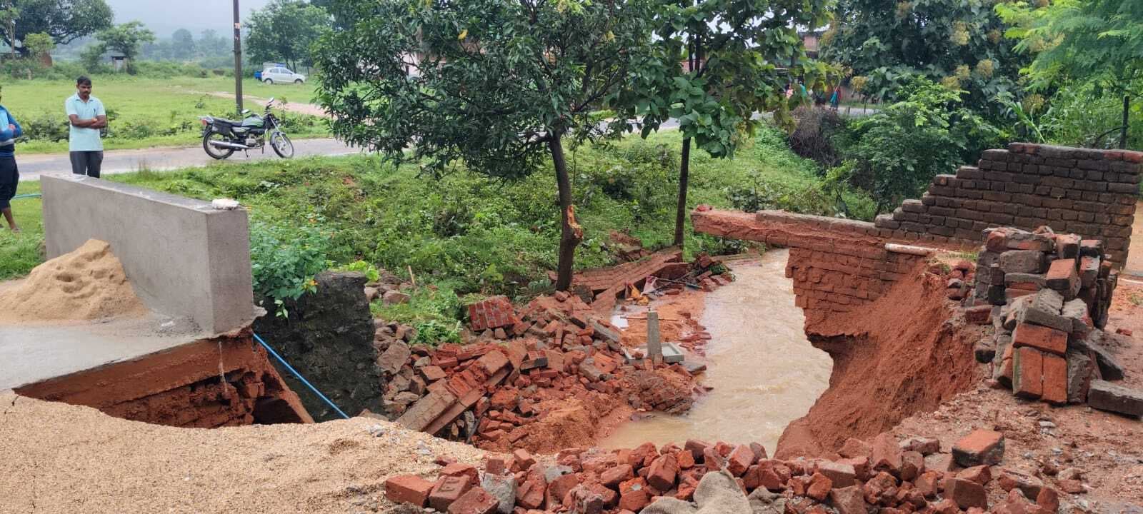 Giridih News: पालमो गांव में गार्डवाल बहा, पुलिया क्षतिग्रस्त