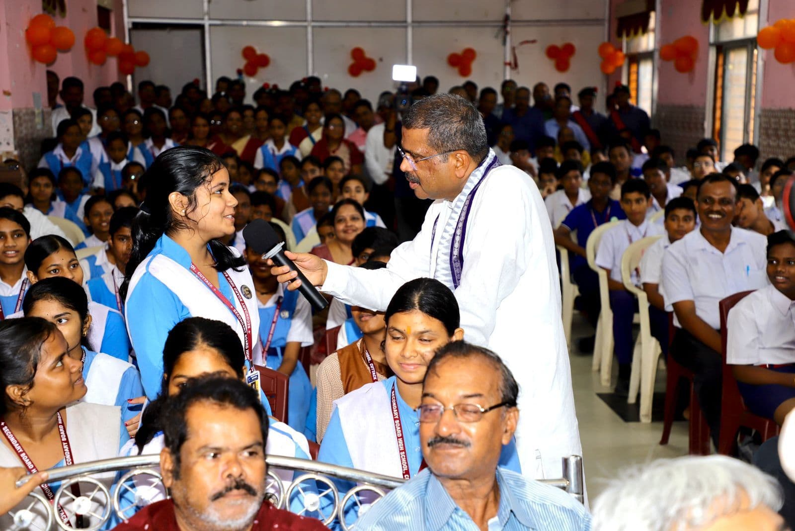 Bhubaneswar News: कटक सेकेंडरी बोर्ड हाइस्कूल इंसान गढ़ने की एक प्रयोगशाला : धर्मेंद्र प्रधान