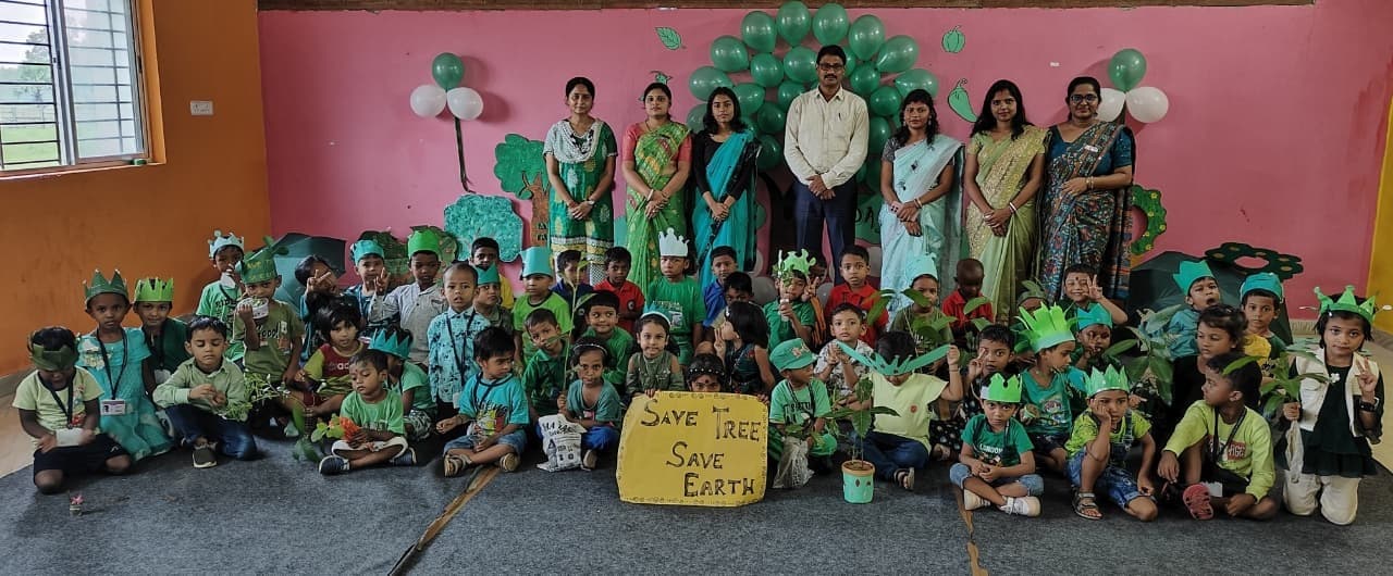 East Singhbhum News : पौधरोपण कर प्रकृति को बचायें