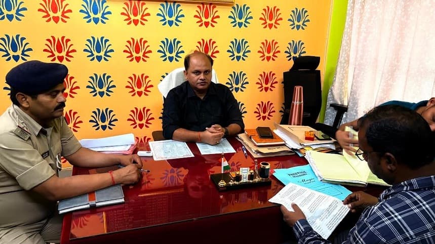 भूमि विवाद से संबंधित मामले को लेकर लगा जनता दरबार