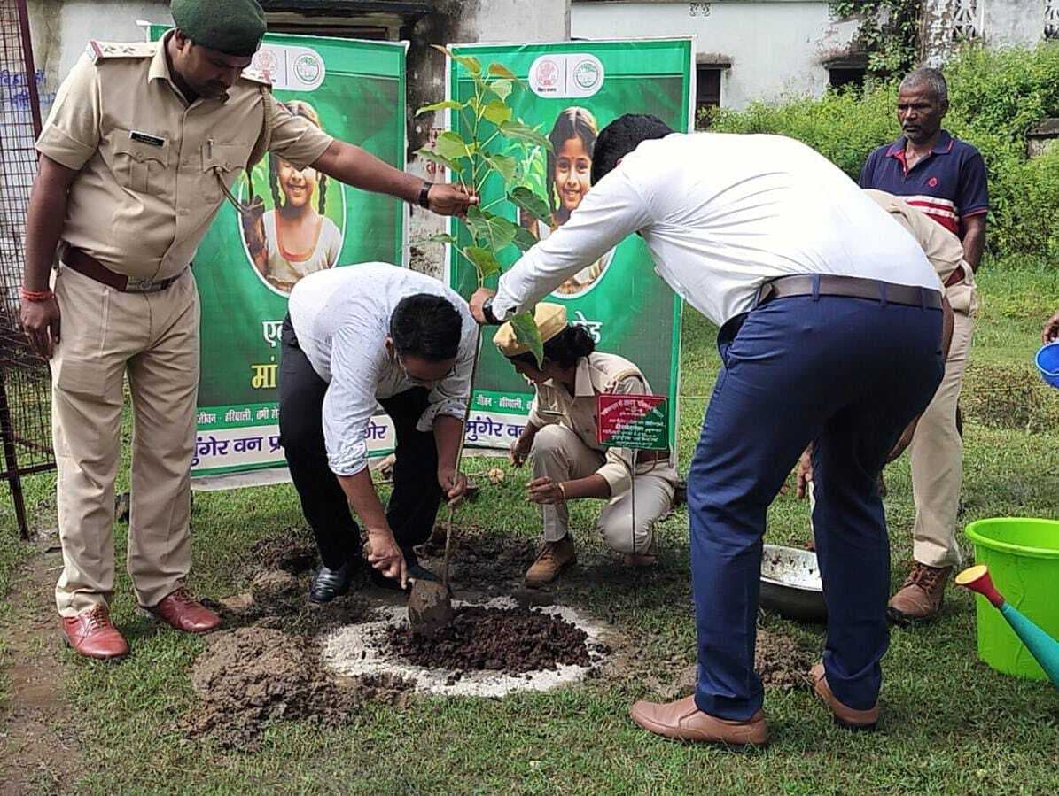 क्लीन व ग्रीन तारापुर बनाने के लिए पौधारोपण