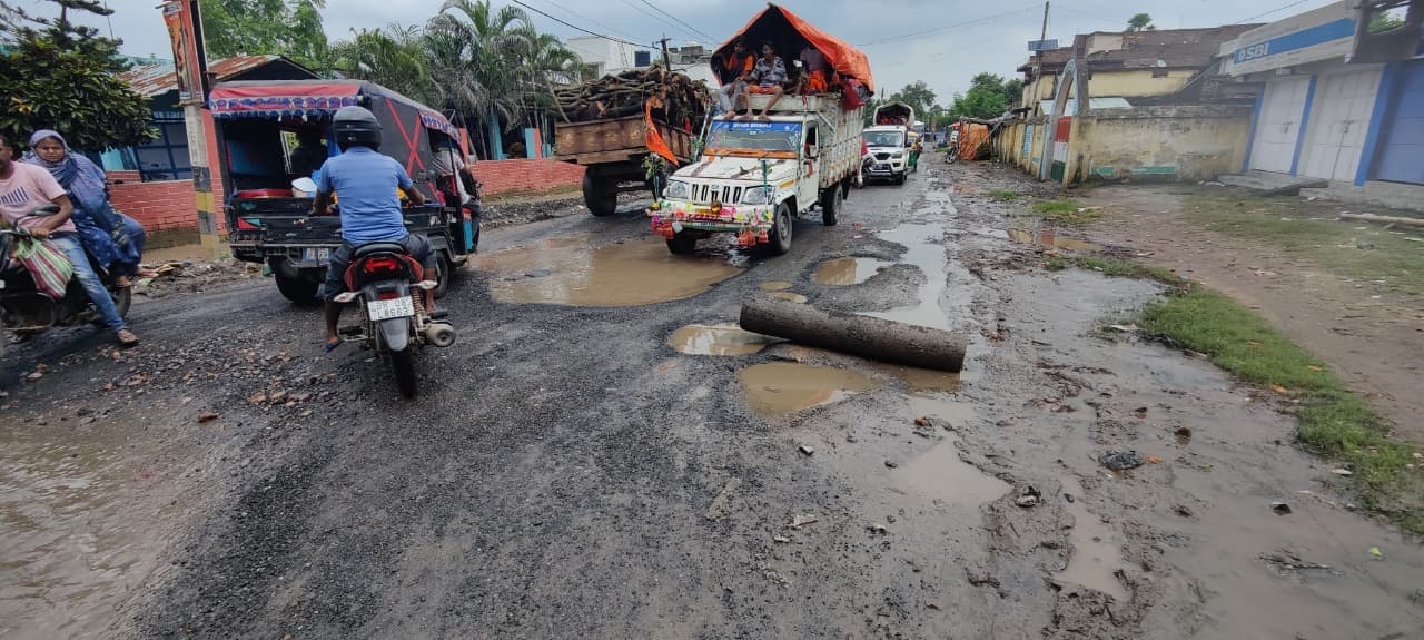 उप-मुख्यमंत्री के गांव की सड़क गड्ढे में तब्दील, कूदते-फांदते चल रहे वाहन