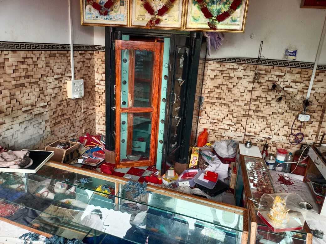 शटर तोड़कर ज्वेलरी दुकान में लाखों के जेवरात की चोरी