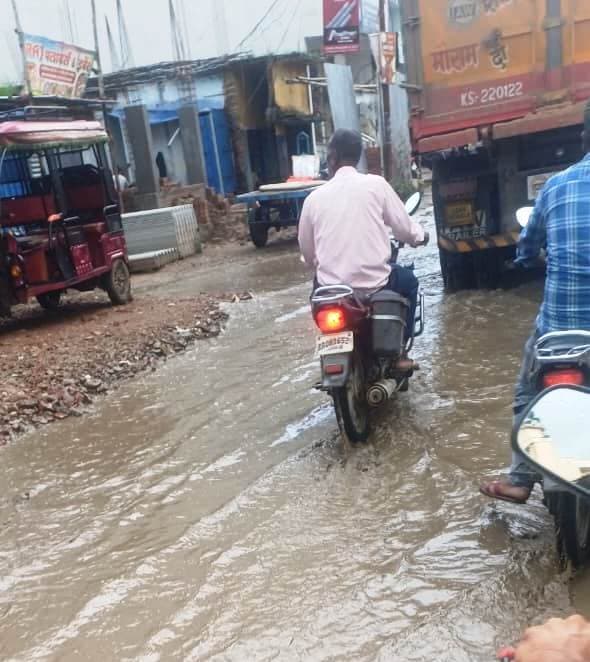 जलजमाव व जर्जर सड़क नगर पंचायत की निशानी