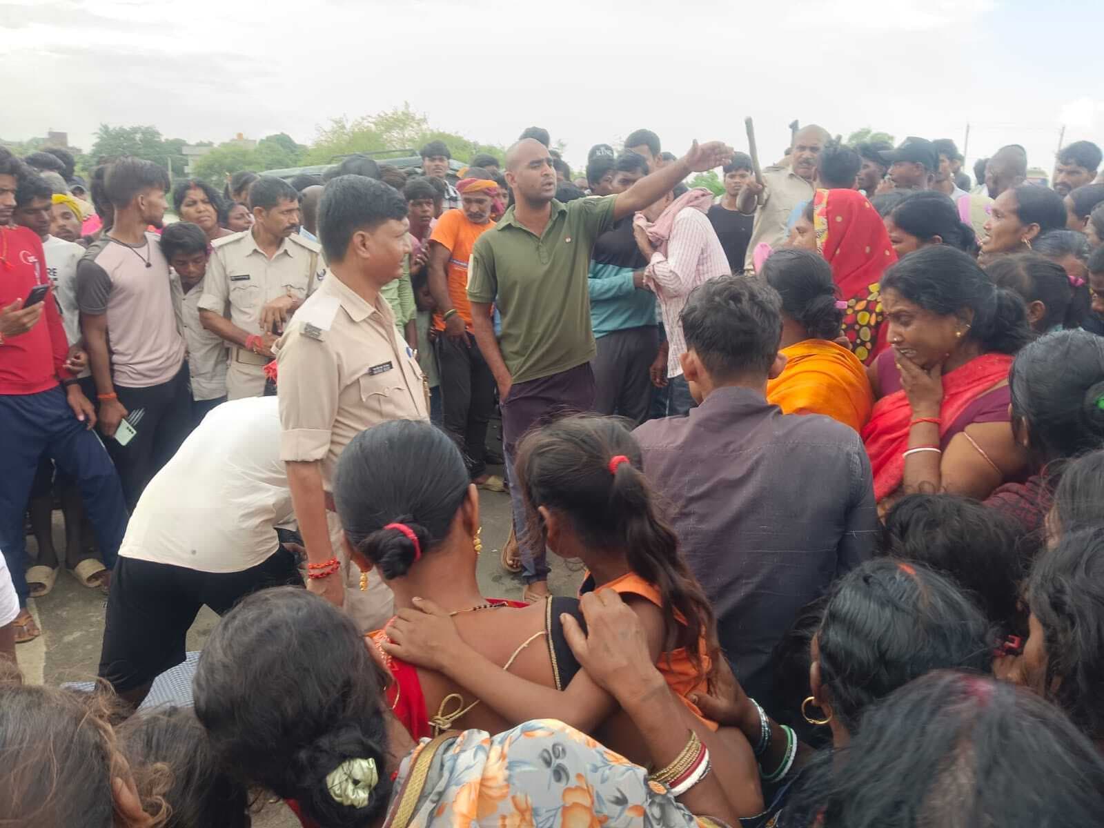 दो बच्चों के साथ नदी में कूदी महिला, बेटी की मौत, मां लपाता