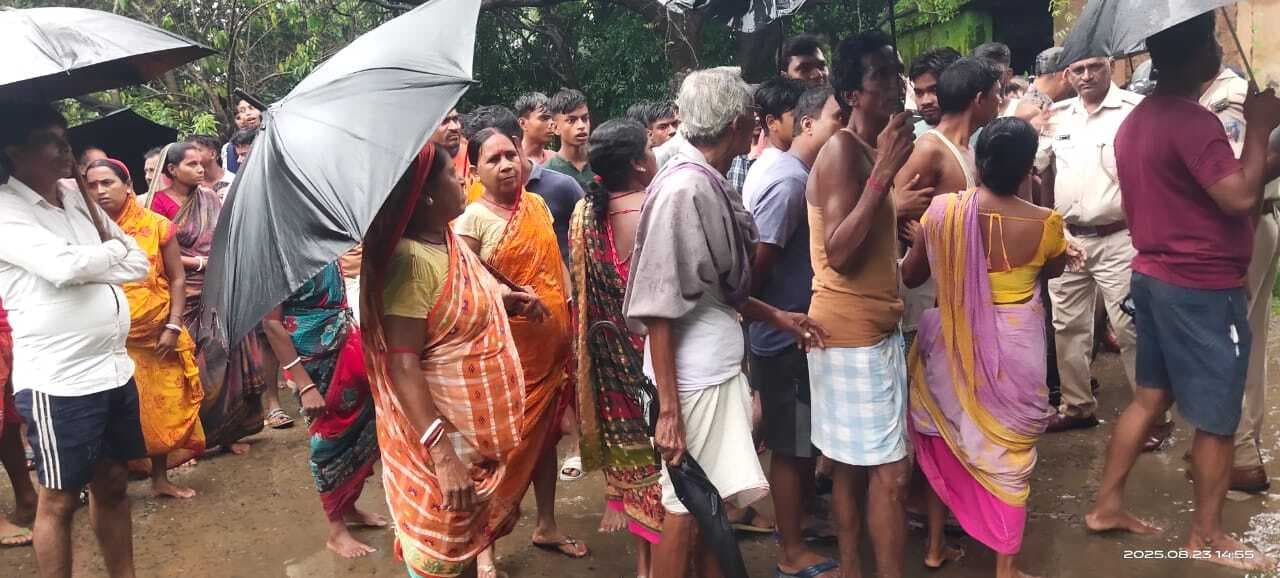 Dhanbad News : बिजली टावर लगाने का विरोध, ग्रामीणों ने किया हंगामा