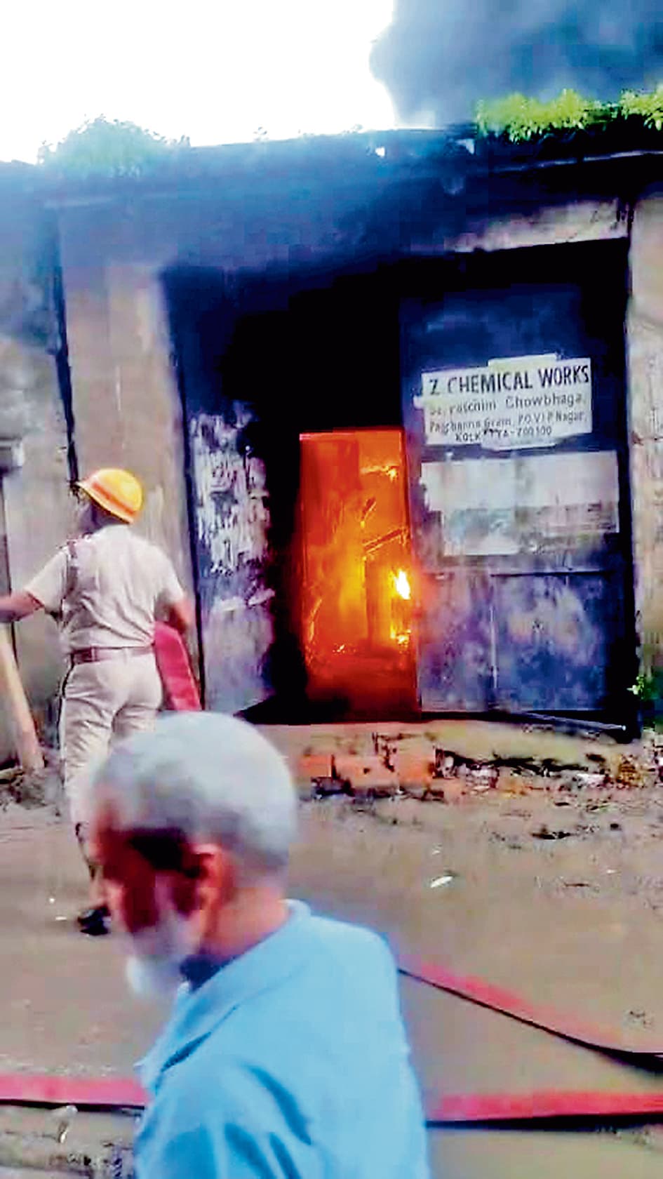 आनंदपुर : प्लास्टिक फैक्टरी में भीषण आग