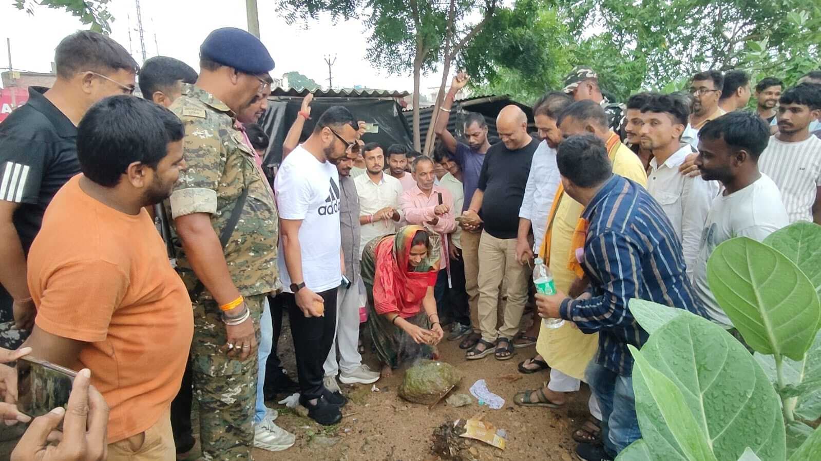 Dhanbad News : 11 लाख गैलन क्षमता के जलमीनार की आधारशिला अरूप ने रखी