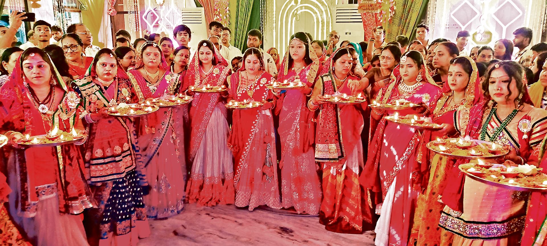 Dhanbad News : राणी सती दादी मंदिर में महाआरती में उमड़े श्रद्धालु