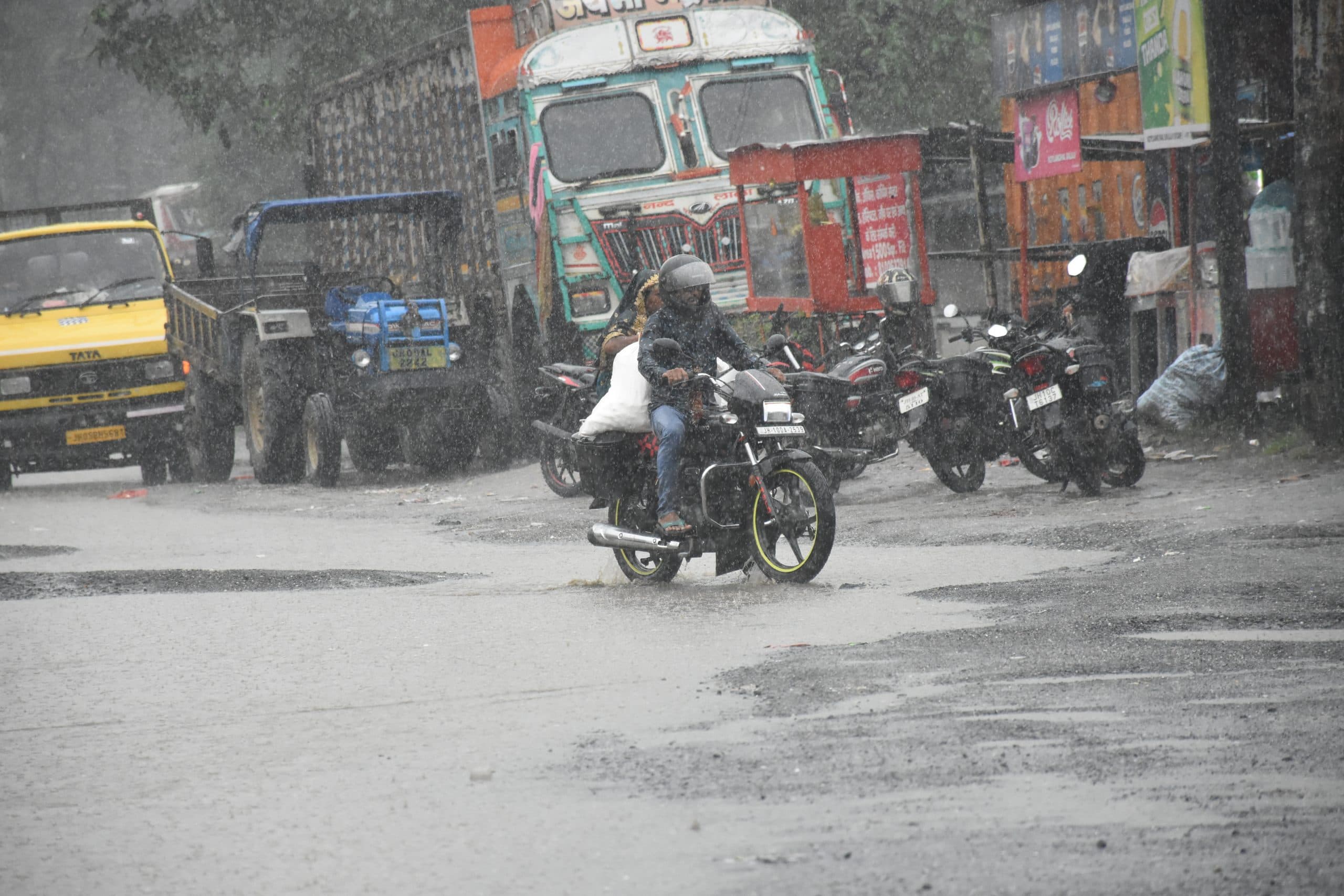 Dhanbad News : लगातार बारिश से कोयलांचल में जनजीवन ठप, खोले गये डैमों के गेट