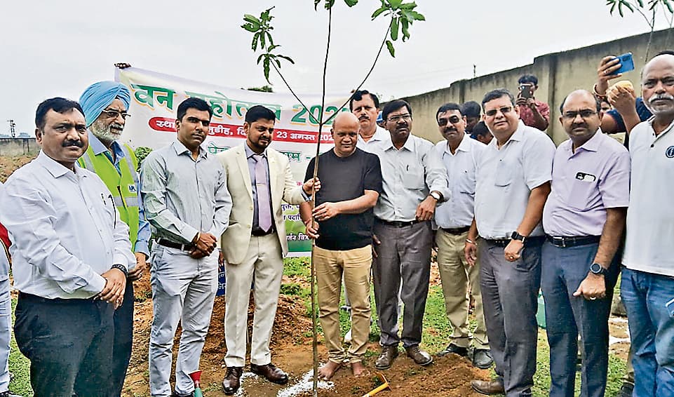 Dhanbad News: पौधे लगाना सुरक्षित एवं स्वच्छ भविष्य का आधार : उपायुक्त