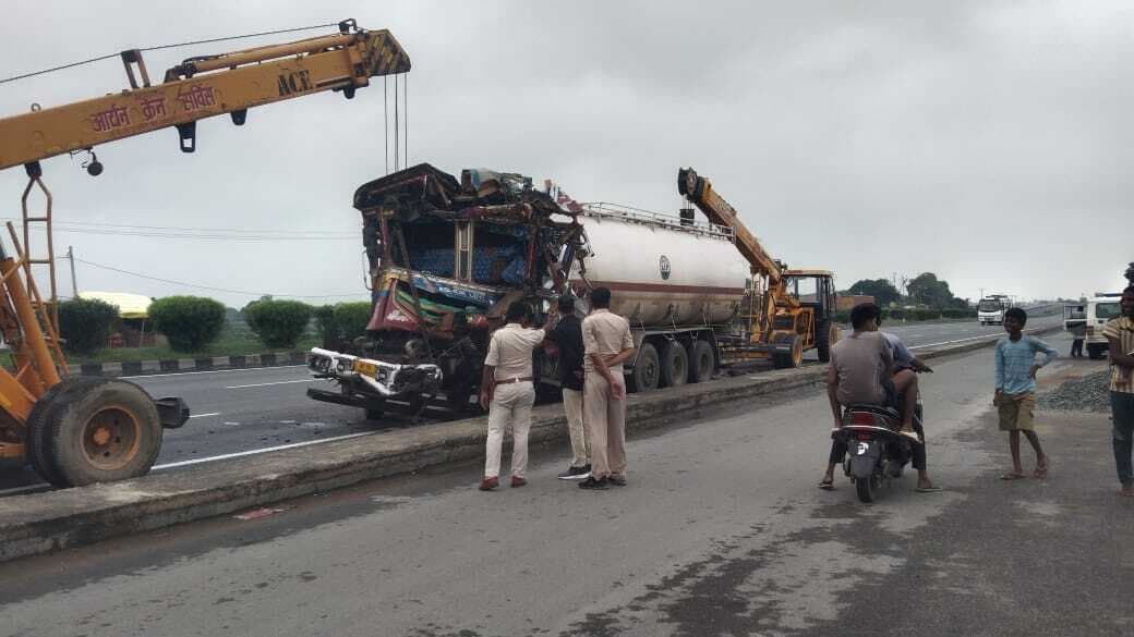 जीटी रोड पर खड़े वाहन में टैंकर ने मारी टक्कर, उड़े परखच्चे