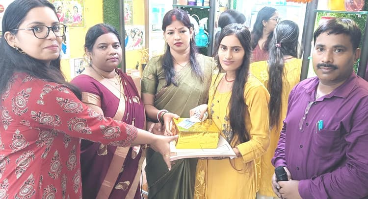 मेहंदी प्रतियोगिता में 75 प्रतिभागी हुए सम्मानित