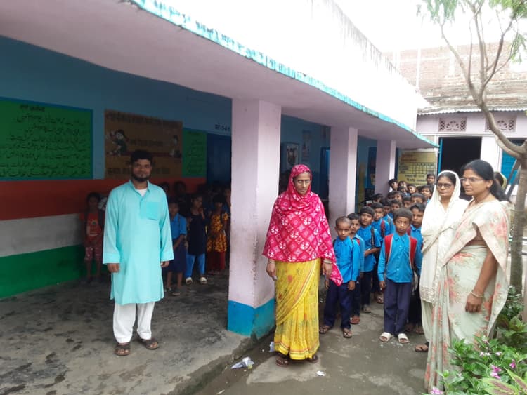 उर्दू प्राथमिक स्कूल में सुविधाओं के अभाव में जूझ रहे 75 छात्र