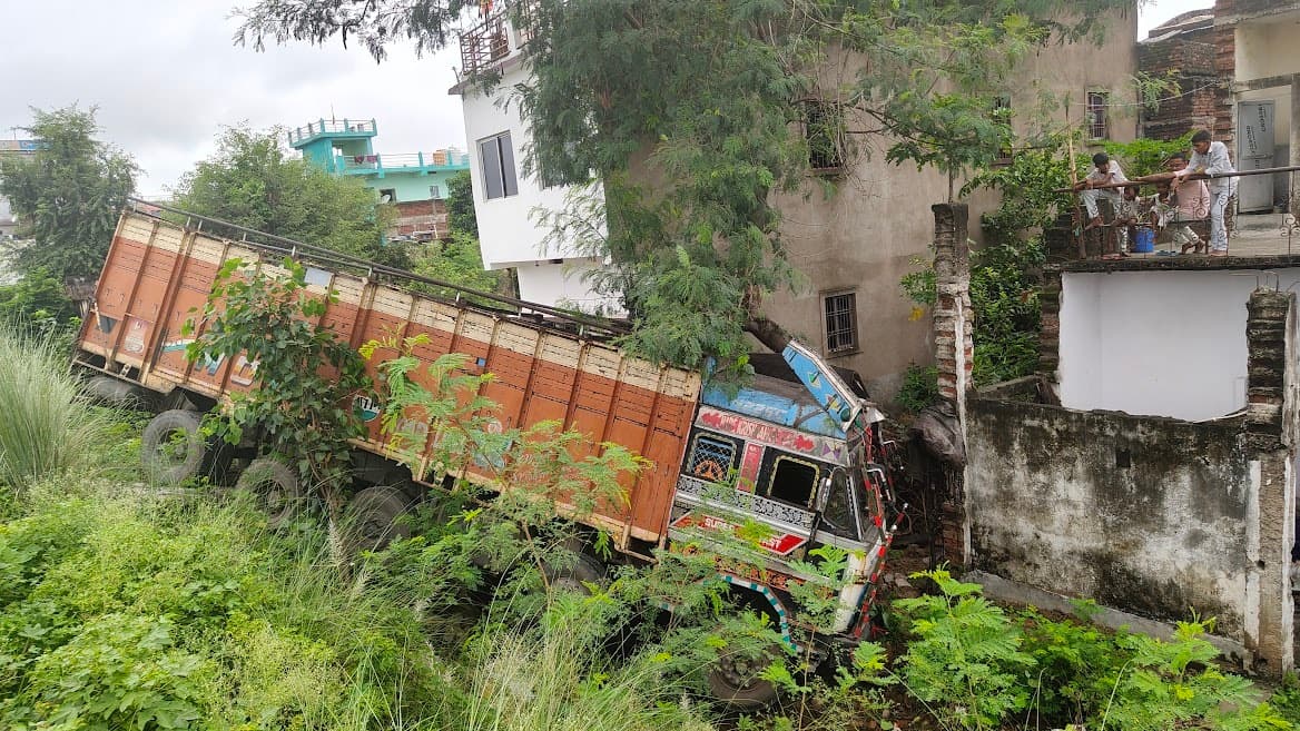 अनियंत्रित होकर पलटा ट्रक, चालक व सह चालक सुरक्षित