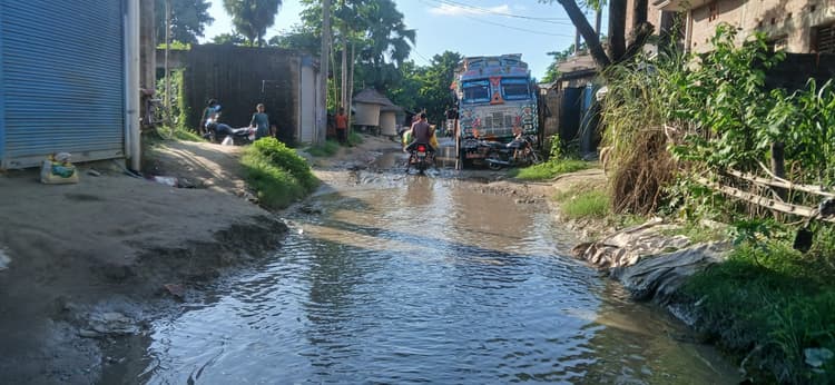 Bettiah : देवीपुर गांव में सड़क पर जलजमाव, ग्रामीण परेशान
