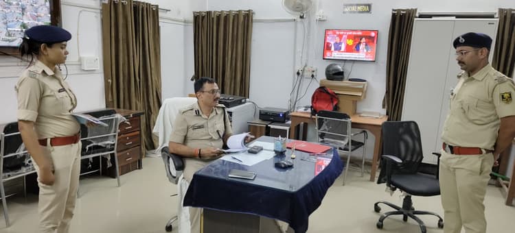 Bettiah : एसपी ने बगहा थाना व कंट्रोल रूम का किया निरीक्षण, संचिकाओं का लिया जायजा