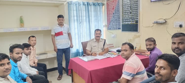 Bettiah : थानाध्यक्ष की सीएसपी संचालकों संग बैठक, दिये निर्देश