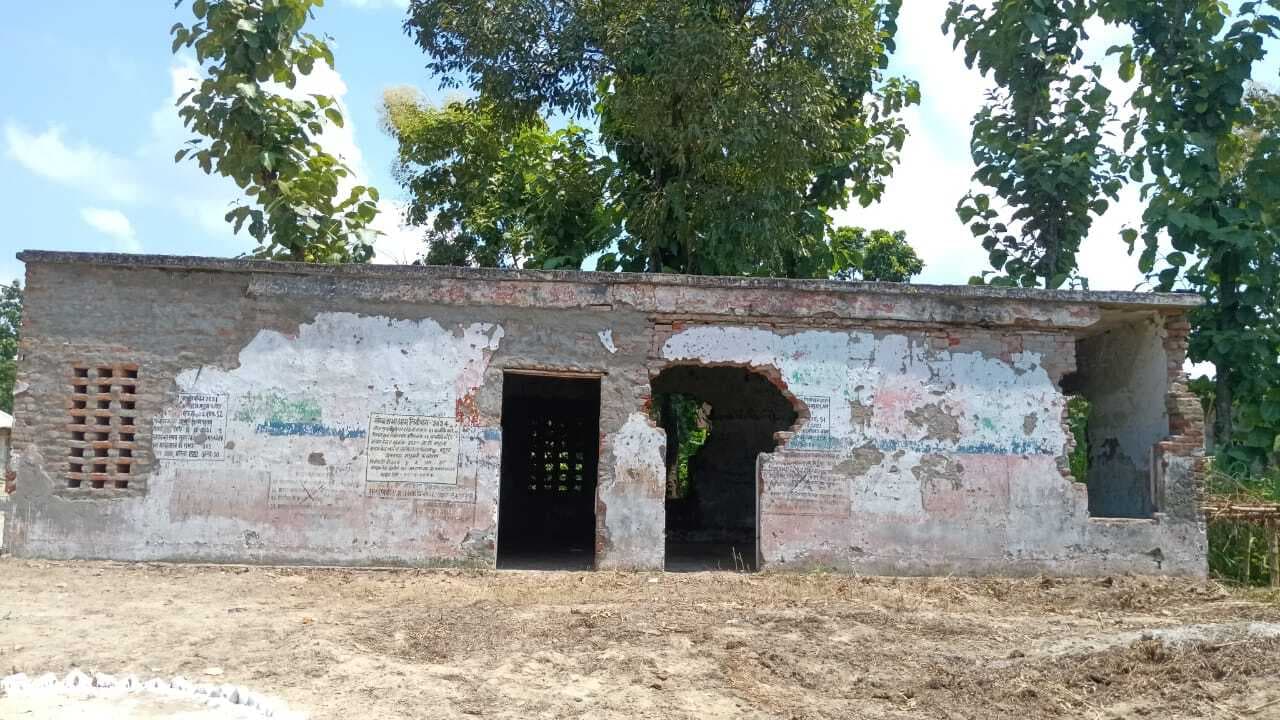 Bettiah : जिप प्रतिनिधि ने की सरकारी विद्यालय में तीन वर्षों से बंद पड़ी पठन पाठन कार्य शुरू कराने की मांग