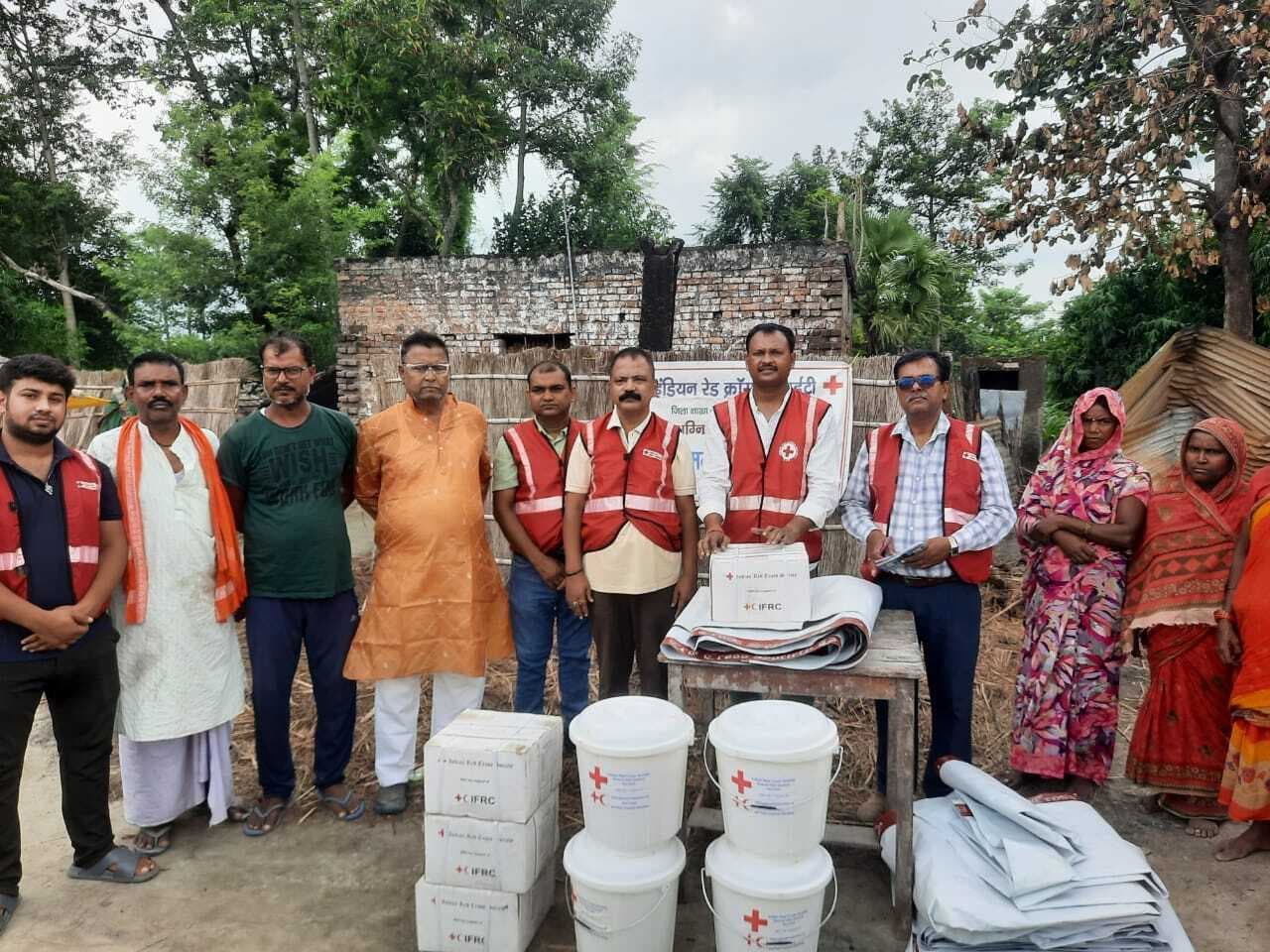 Bettiah : अग्निपीड़ितों को रेडक्रॉस ने दी राहत सामग्री