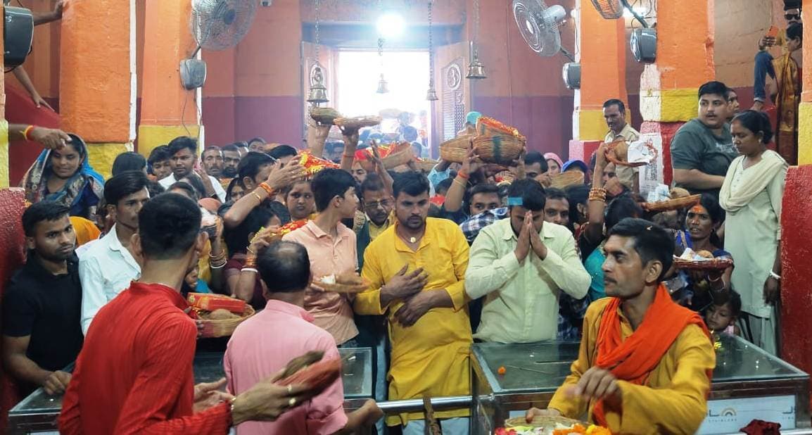 भगवान सूर्य की पूजा कर सुख-शांति का मांगा आशीर्वाद