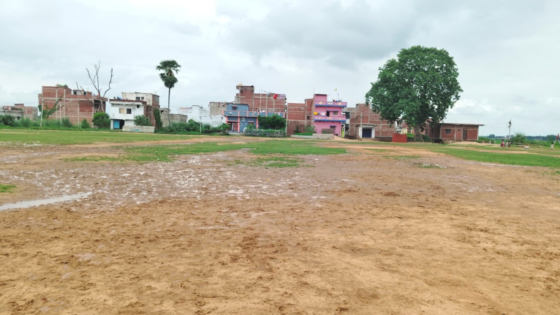 खेल मैदान में जमे पानी और कीचड़ से युवाओं की बढ़ी मुश्किलें