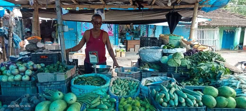 लगातार बारिश से फसलें प्रभावित, सब्जियों के दाम चढ़े