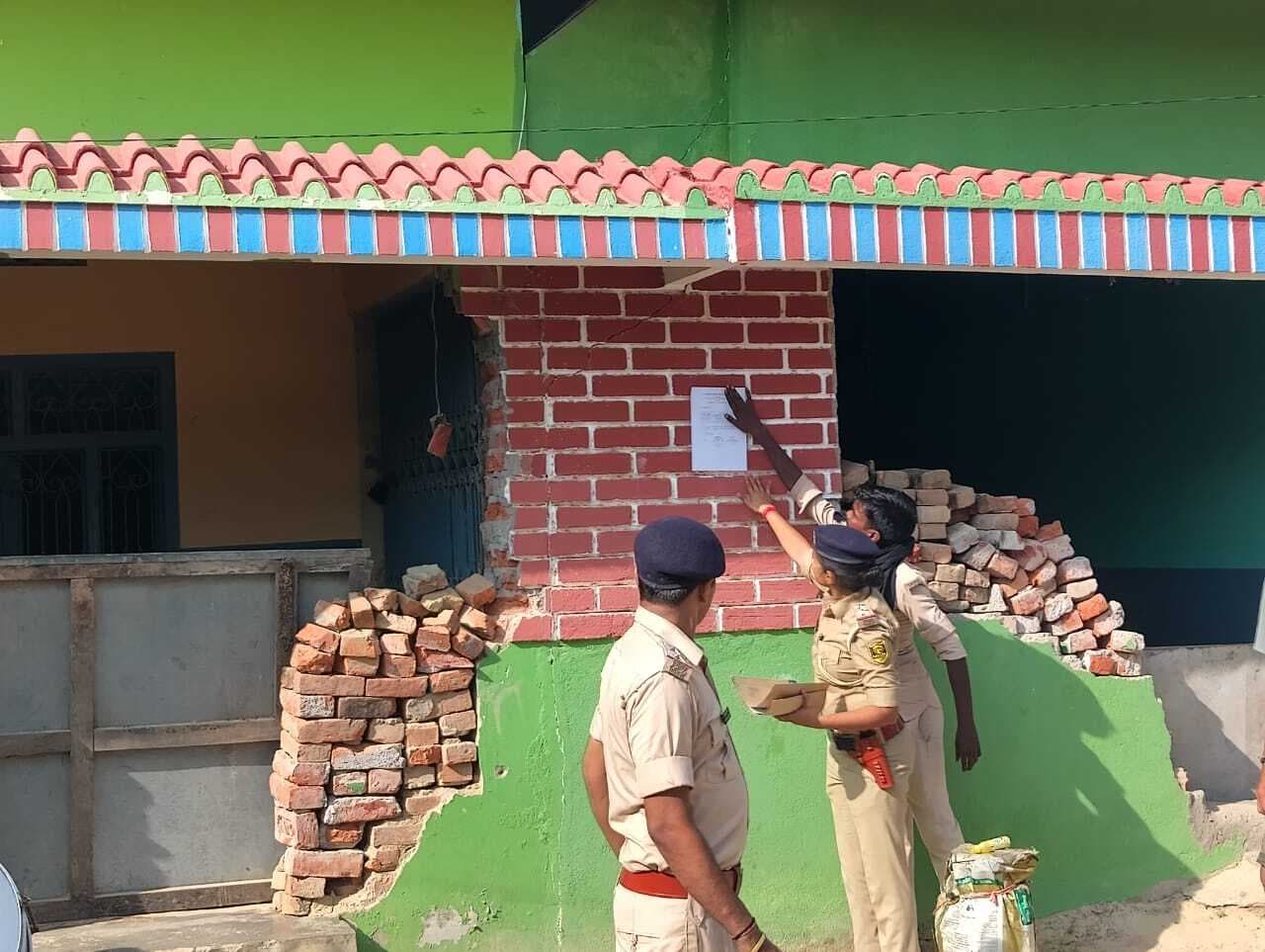 Motihari: दहेज उत्पीड़न के चार आरोपियों के घर महिला थाने की पुलिस ने की कुर्की