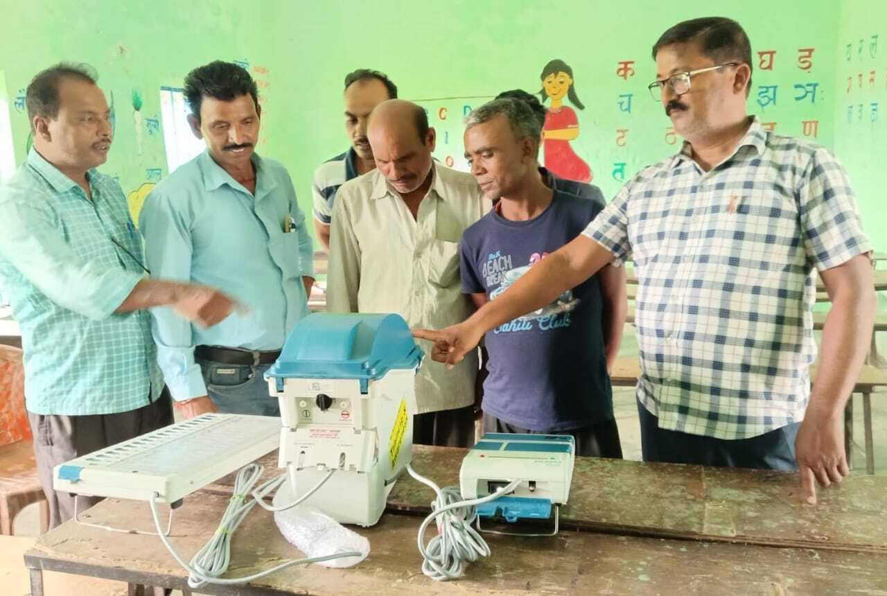 बैकुंठपुर में डेमोंस्ट्रेशन वैन से वोटरों ने जाना इवीएम-वीवीपैट का सही उपयोग