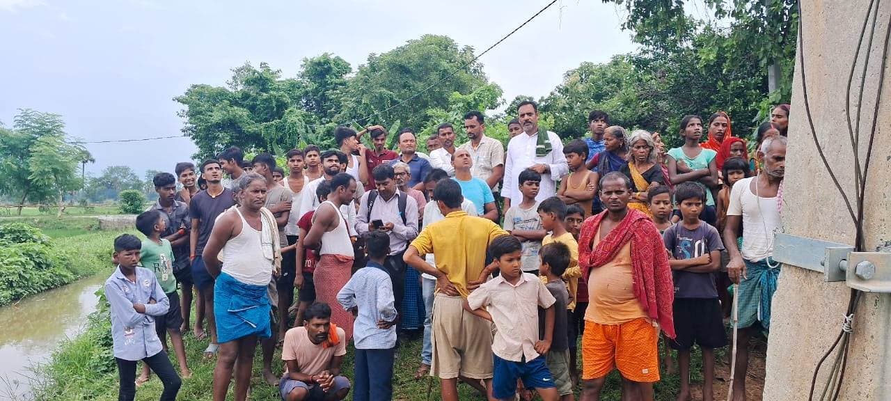 करेंट लगने से दादा -पोते झुलसे, भैंस की मौत